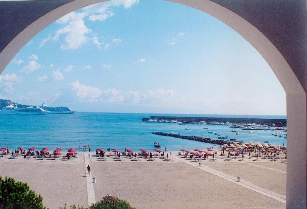 Sporting Baia Hotel Giardini Naxos Bagian luar foto